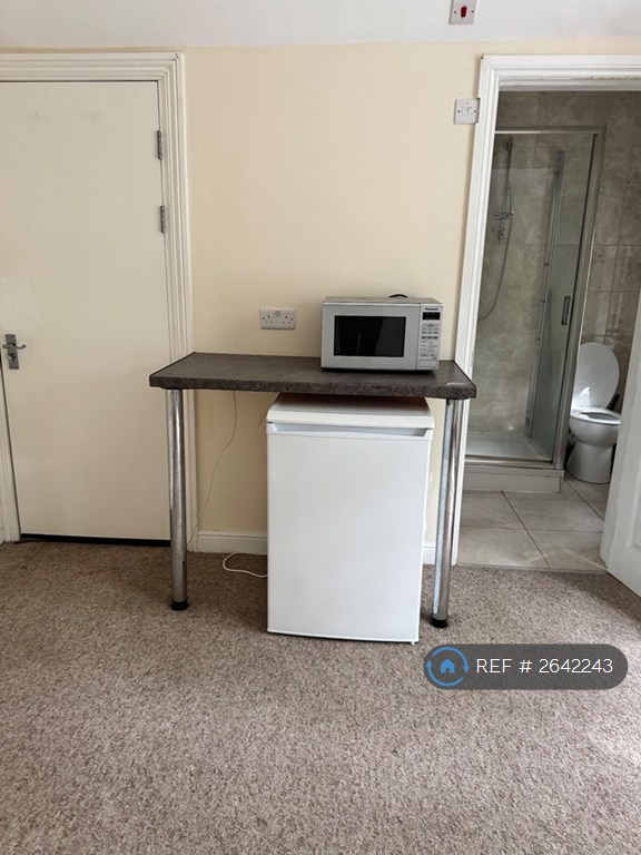Studio flat in Balcombe Road, Crawley, RH10 (#2642243)