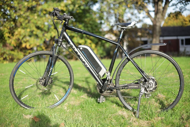 image for Carrera Crossfire E Electric Hybrid Bike 700C Shimano Altus SR Suntour HESC + Extras