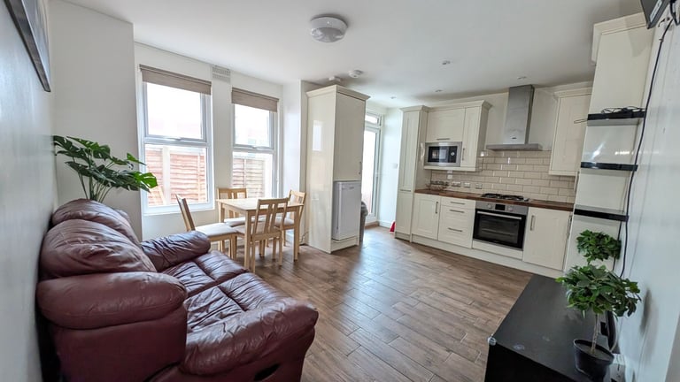 Well-maintained two-bedroom garden ground floor flat 