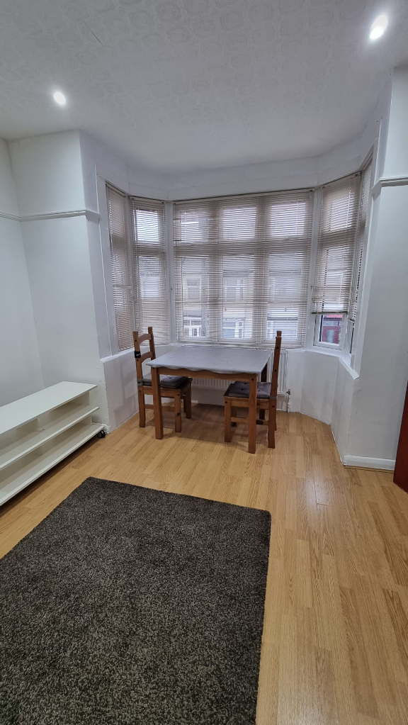 Flat to rent in Colliers Wood, London - Gumtree