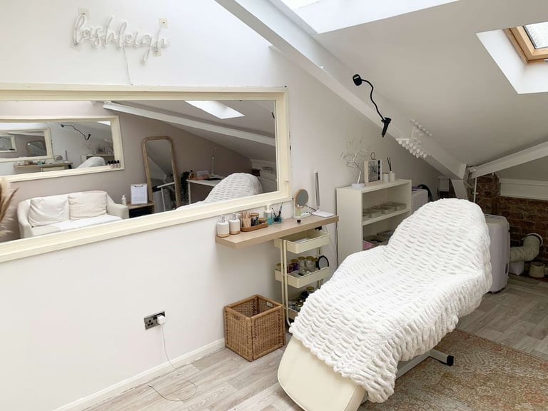 Beauty Room | Therapist Room | Creative Space | Office | Desk i in Wimbledon South West London SW19