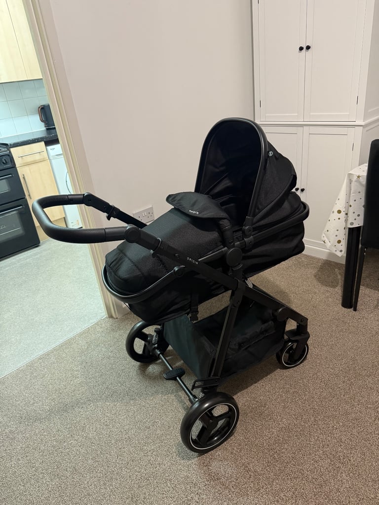 A full size, full set buggy includes Rain cover & Car seat (USED) 