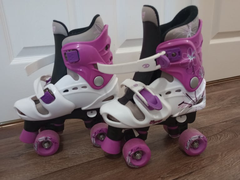 Adjustable size children's roller boots plus pads