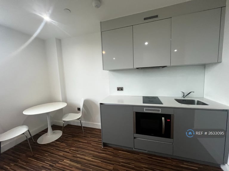1 bedroom flat in Westpoint, Old Trafford, Manchester, M16 (1 bed) (#2633095)