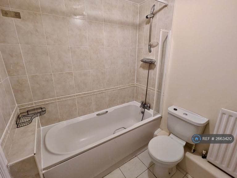 3 bedroom flat in Beechwood Park, Brighouse, HD6 (3 bed) (#2663420)