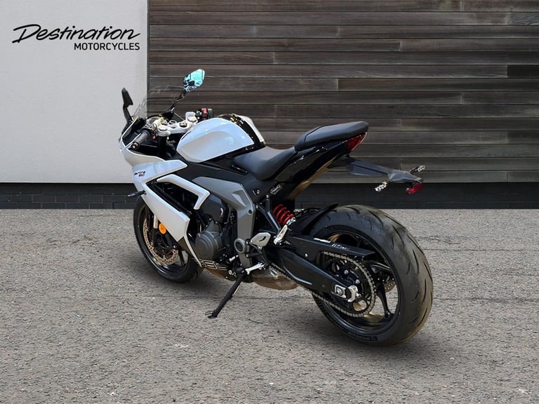 2025 Triumph Daytona 660 STANDARD TWIN COLOUR Petrol black 6 Speed