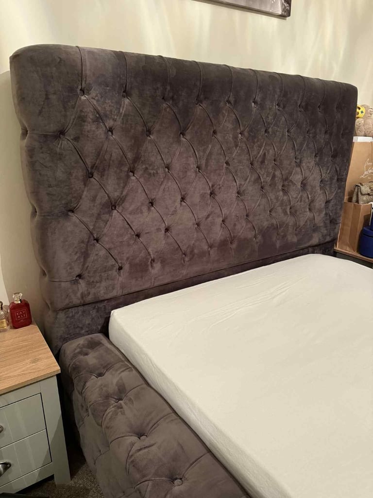 Double bed frame Grey velvet Chesterfield style!