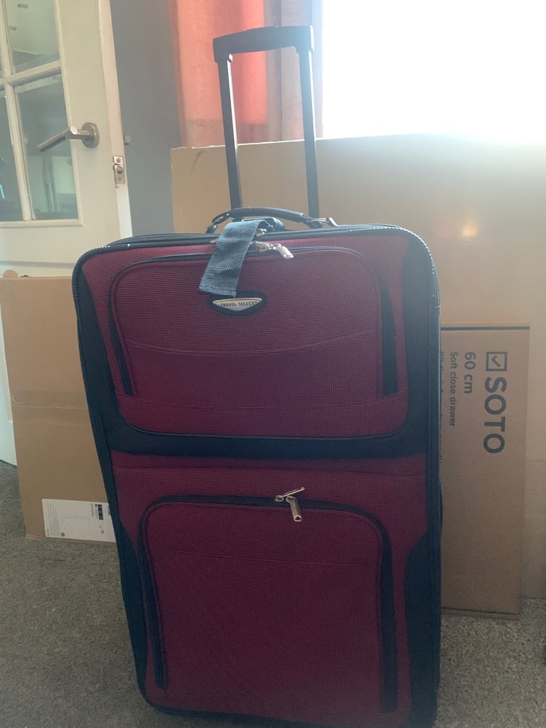 LARGE BLACK/BURGUNDY SUITCASE WITH PULL UP HANDLE ON 2 WHEELS 