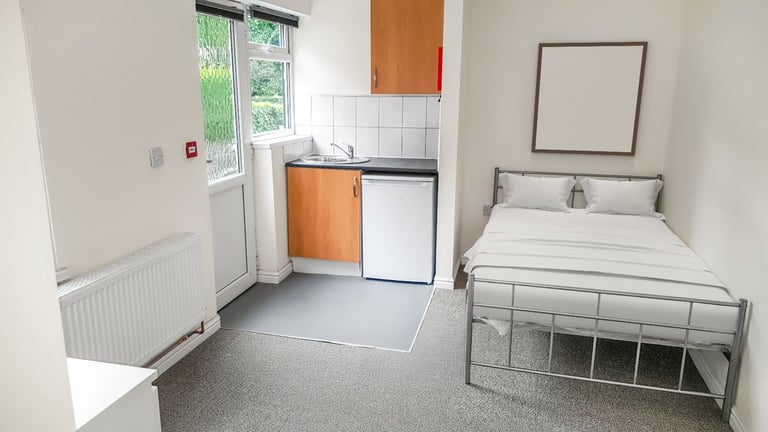 Ensuite DSS only shared house - fantastic place, 6 x ensuites. Not to be missed!