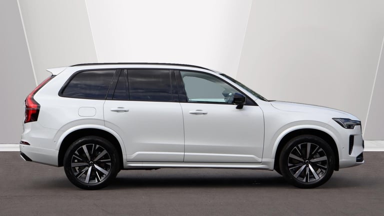 2025 Volvo XC90 B5 (P) AWD Plus Dark (Harman Kardon Sound, 360 Camera, Apple CarPlay, BLIS) ESTAT...