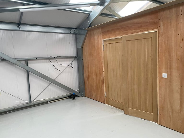 Elegant 50m2 workshop/commercial unit in discreet park just off A3 Ripley 
