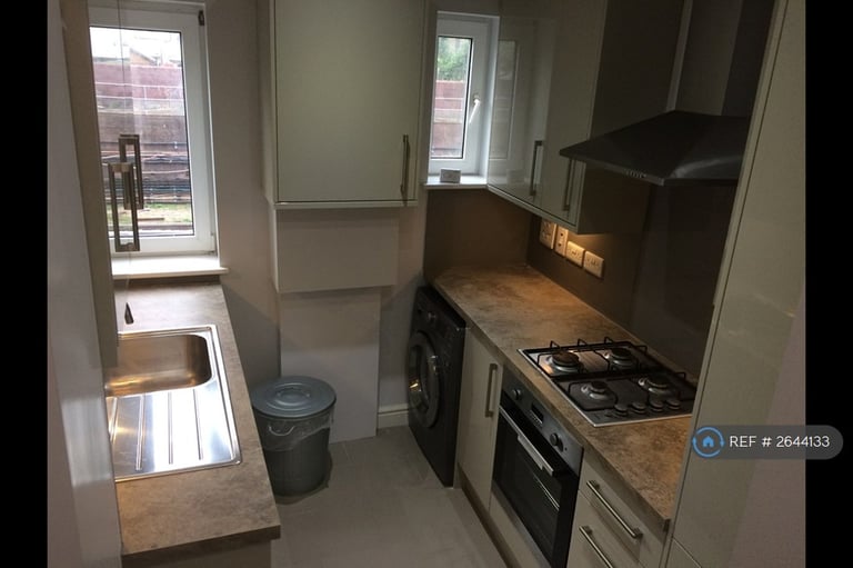 1 bedroom flat in Barons Court, West Kensington, W14 (1 bed) (#2644133)