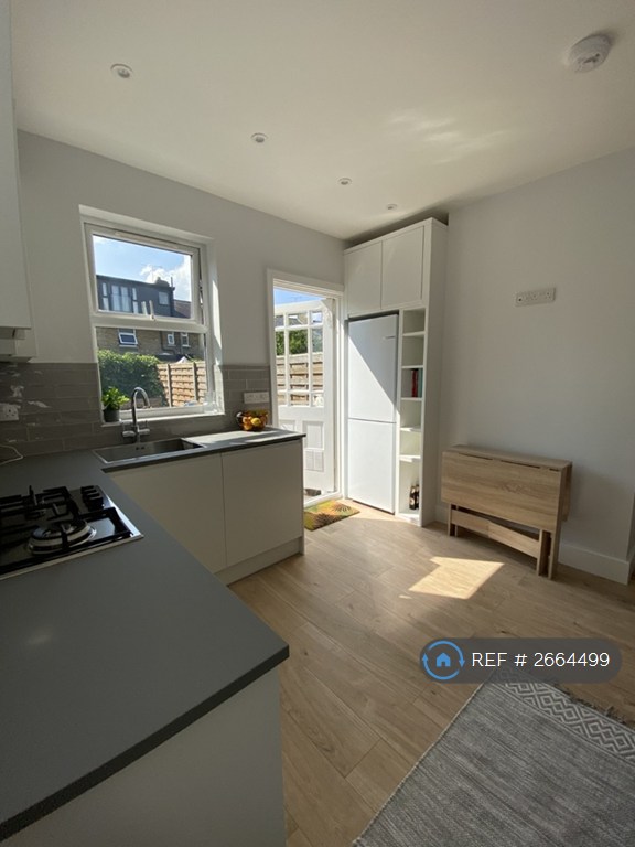 2 bedroom flat in Fleeming Road, London, E17 (2 bed) (#2664499)