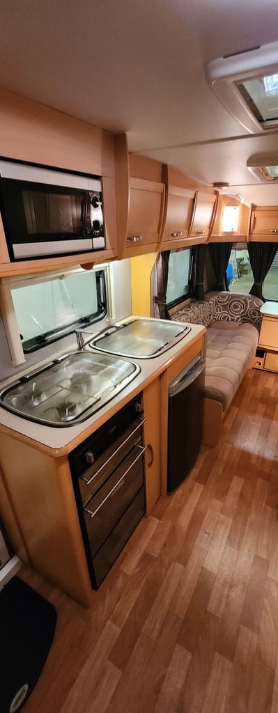STUNNING ELDDIS 556 FULL 6 BERTH TRIPLE BUNKS + AWNING