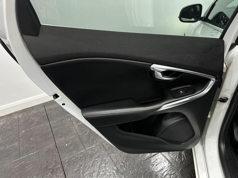 2017 Volvo V40 2.0 D2 R-Design Nav Plus Auto Euro 6 (s/s) 5dr HATCHBACK Diesel Automatic