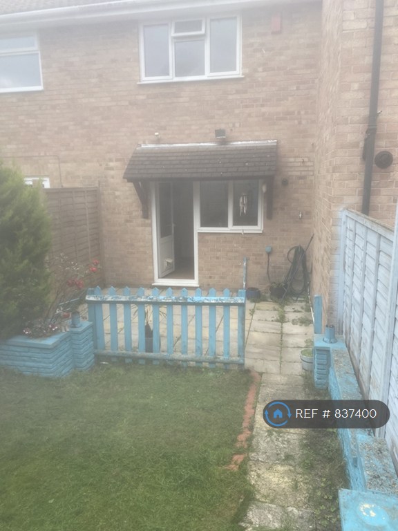 2 bedroom house in Warbreck Drive, Reading, RG31 (2 bed) (#837400)