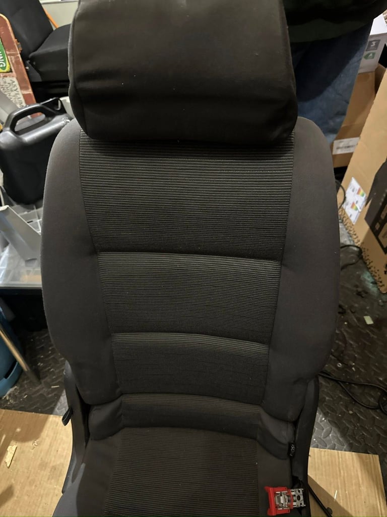 Vw Touran Mk1 Middle row drivers side passenger seat