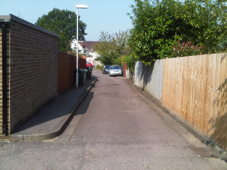 Garage/Parking/Storage to Rent: Longridge Close, Reading, RG30 2QF