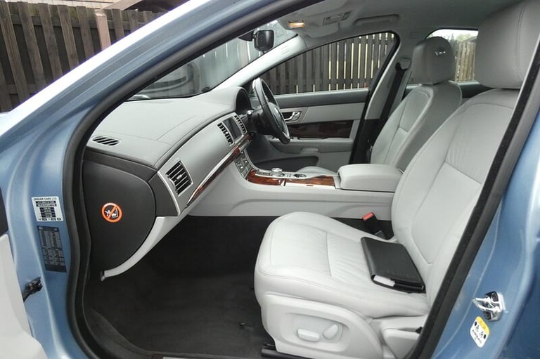 2010 Jaguar XF d V6 Luxury Saloon Diesel Automatic