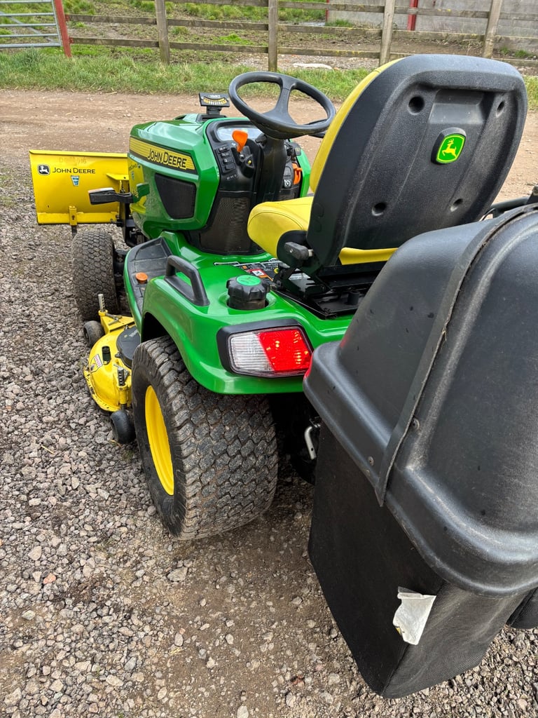 X758 John Deere ride on mower