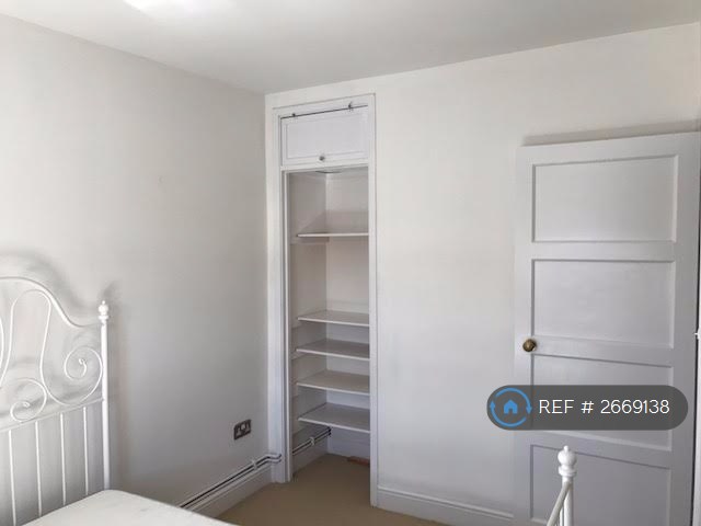 2 bedroom flat in Nunhead Lane, London, SE15 (2 bed) (#2669138)