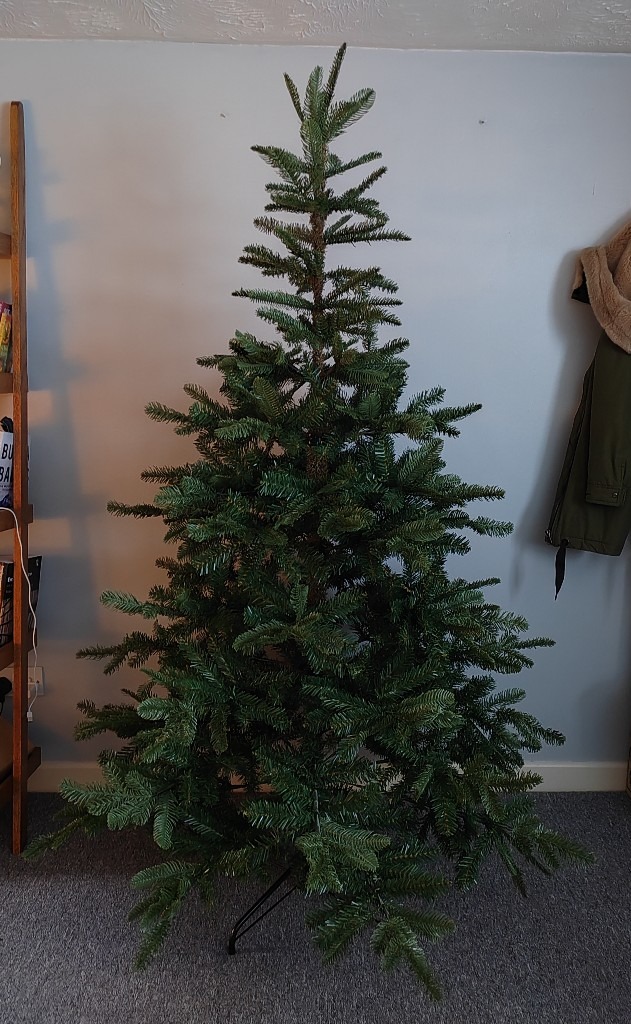 6ft Christmas tree, realistic synthetic, excellent condition