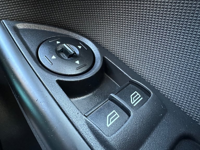 2012 Ford Focus 1.6 Zetec Hatchback 5dr Petrol Manual Euro 5 (125 ps) Petrol