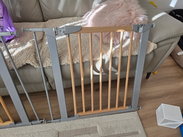 2 x Avantgarde Pressure Indicator Safety Baby Gate Including Extensions