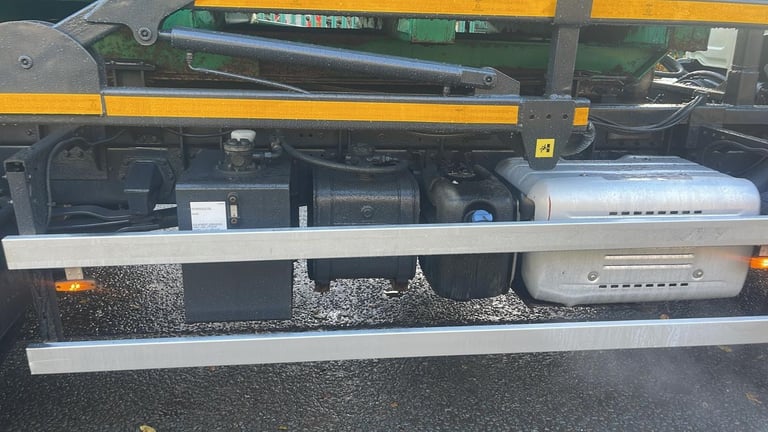 2015 (65) LEYLAND DAF LF220 HOOKLOADER. ENCLOSED BODY. 18 TON GVW. EURO 6. 