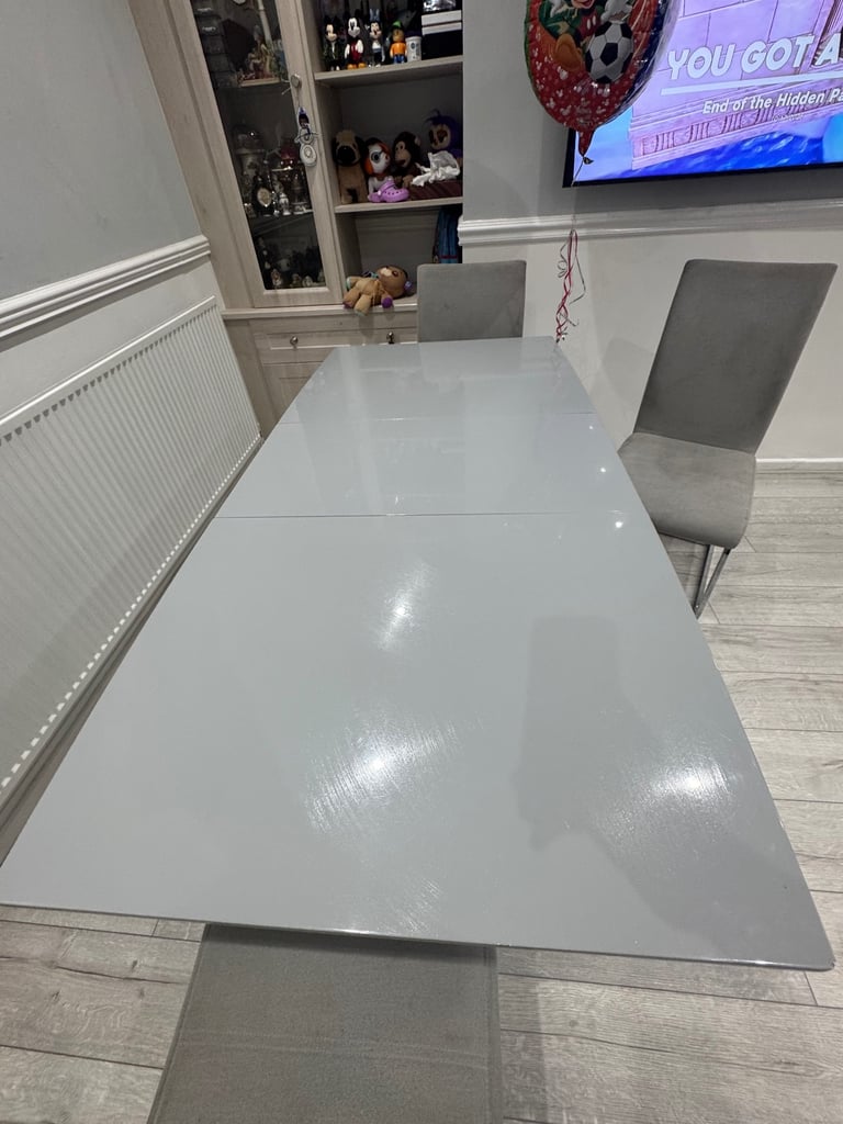 Dining table and 6 chairs Extendable up to 160cm