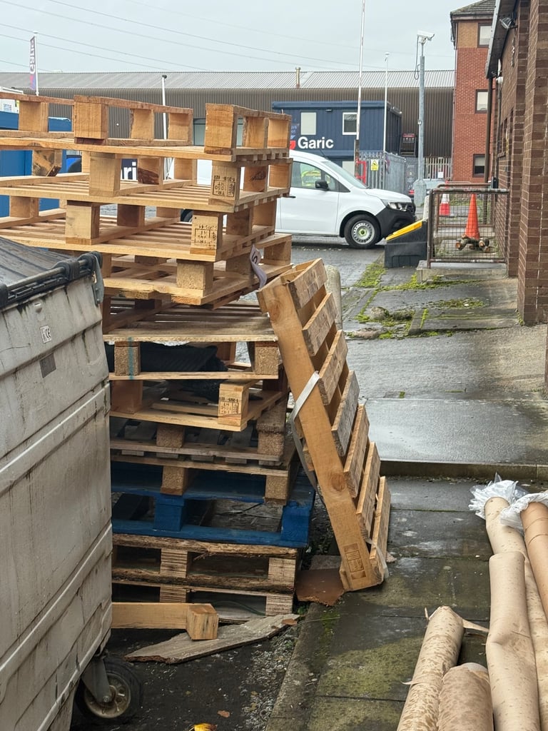 Free pallets to collect anytime from FK38YE