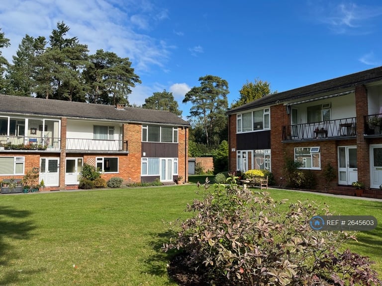 2 bedroom flat in Beacon Hill Court, Hindhead, GU26 (2 bed) (#2645603)