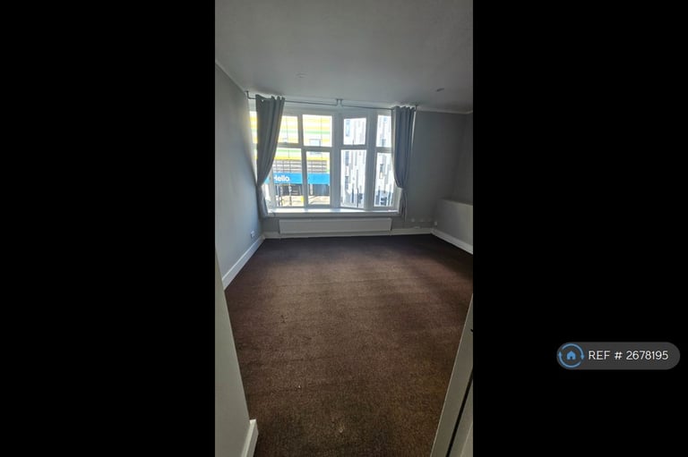 1 bedroom flat in Woolwich New Road, London, SE18 (1 bed) (#2678195)