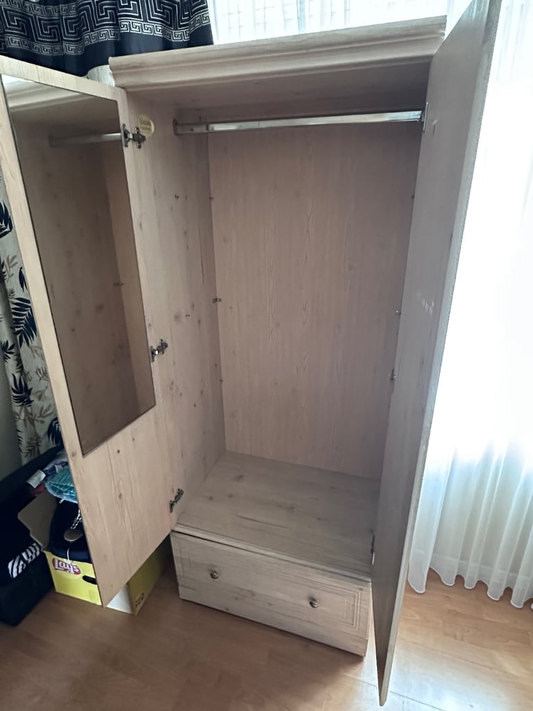 Beautiful 2 door wardrobe in £90 ! Can deliver nearby