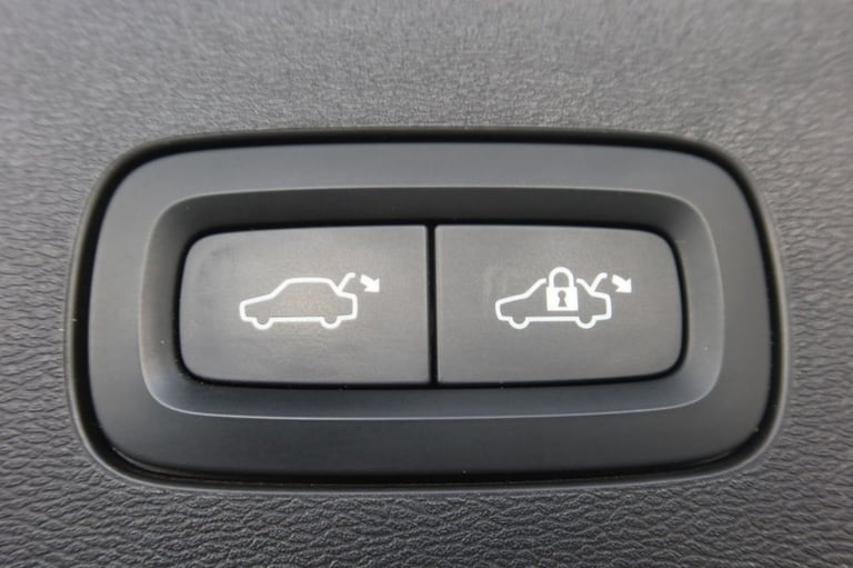 2022 Volvo V60 2.0h T6 Recharge 18.8kWh R-Design Estate 5dr Petrol Plug-in Hybrid Auto AWD Estate...