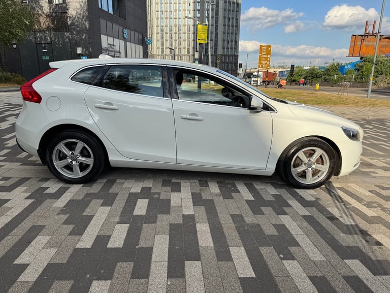 2015 VOLVO V40 SE 1.6 D2 DIESEL 6 SPEED MANUAL WHITE 5dr HATCHBACK 