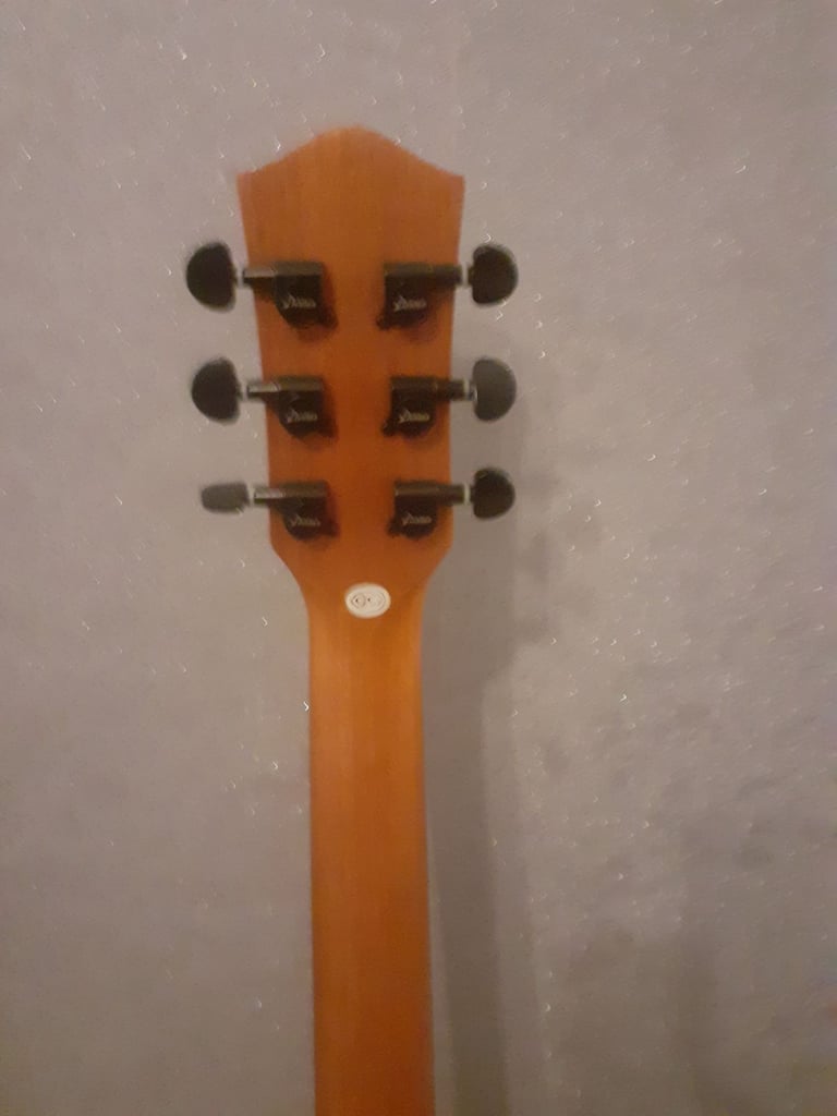 Acoustic guitar donner dag 1 