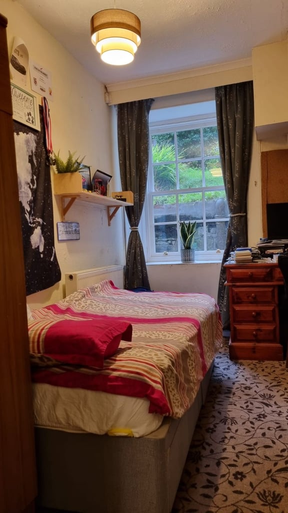 Furnished flat adjacent to Glasgow university