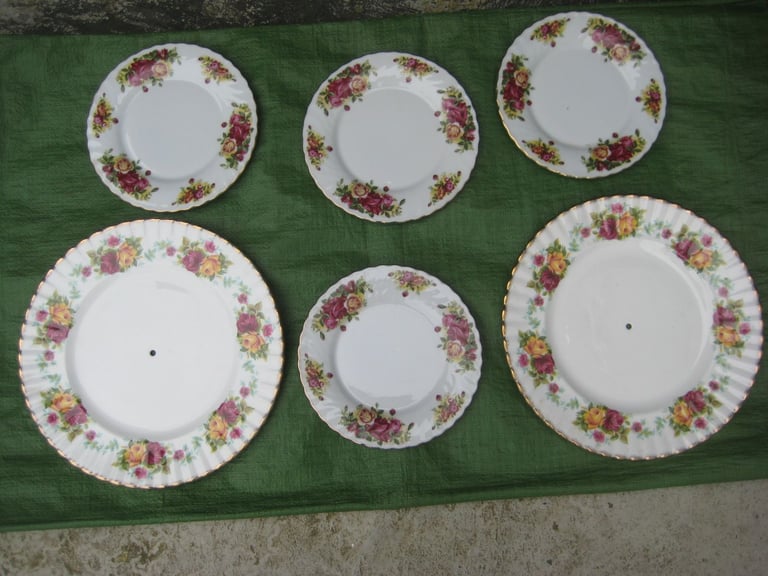 2 Large Cake and 4 Smaller Fine Bone China Plates of Similar Rose Pattern for Only £5.00