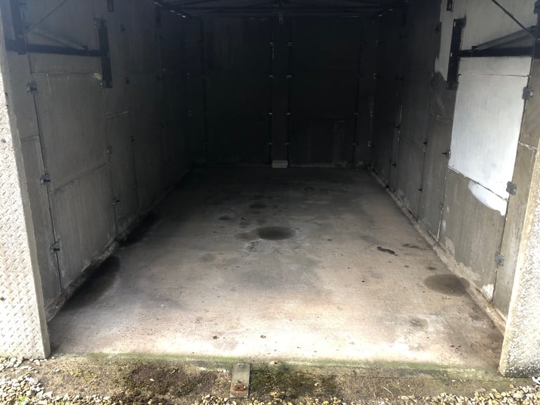 SHIREHAMPTON GARAGE TO RENT AVAILABLE 5 NOV 2025 - £109 PCM, ALSO TWO PARKING SPACES AVAILABLE.