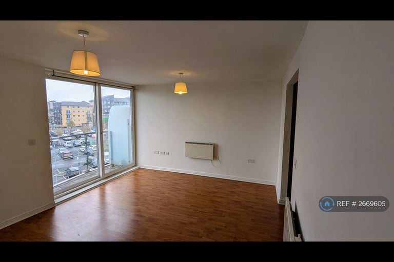 2 bedroom flat in Berberis House, Feltham, TW13 (2 bed) (#2669605)