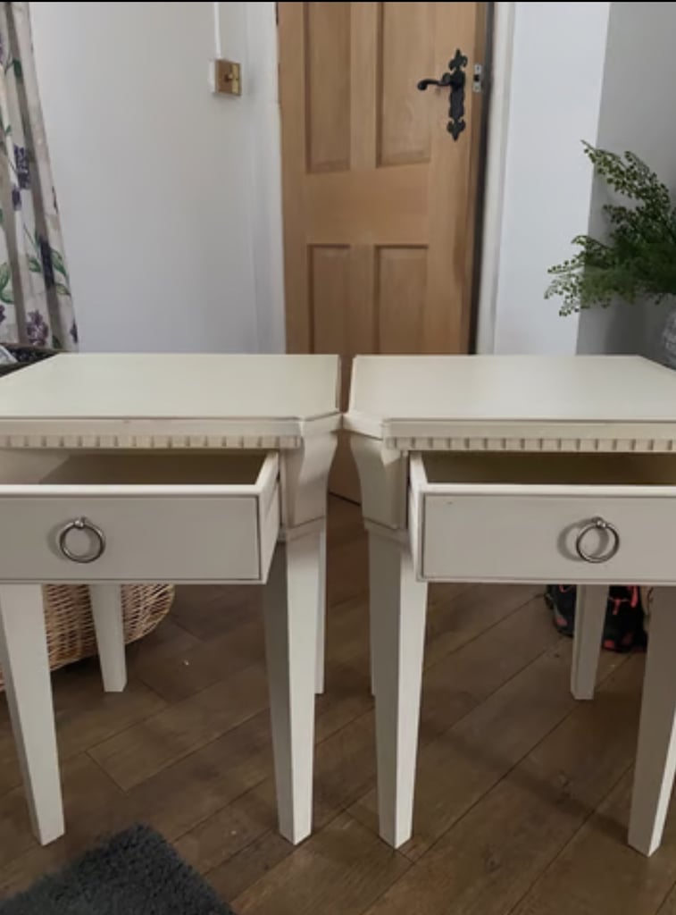 I have 2 cream bed side cabinets good condition brought from John Lewis 