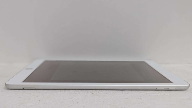 Apple iPad 6th Gen A1954 |128GB Storage | Wi-Fi | iPadOS | Ideal for Students & Professionals
