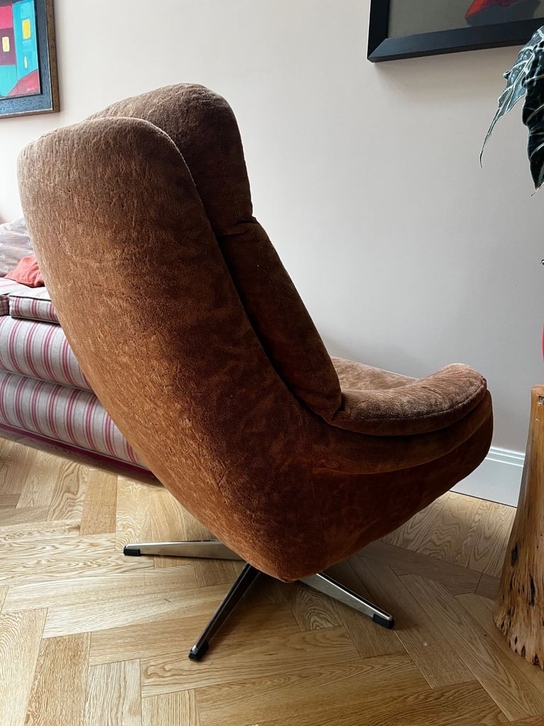 Stylish Mid Century Swivel Lounge Arm Chair 