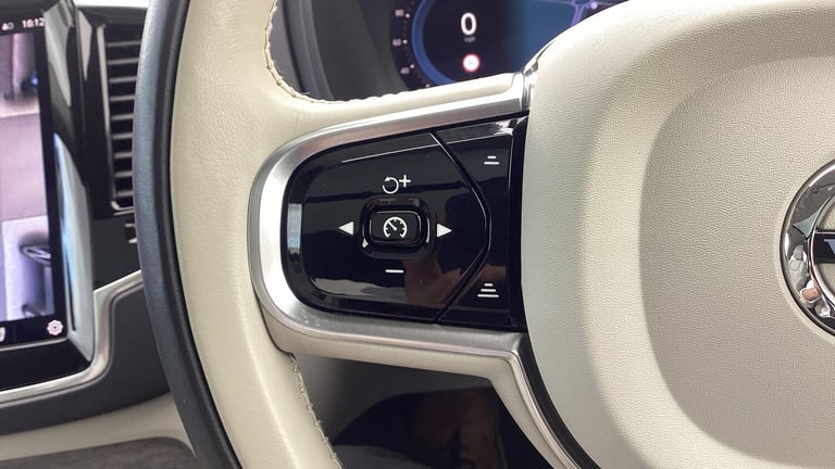 2022 Volvo XC90 Plus Dark B5 (235 hp) ESTATE Diesel/Electric Hybrid Automatic