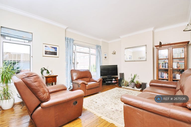 3 bedroom flat in Tooting, London, SW17 (3 bed) (#2675136)