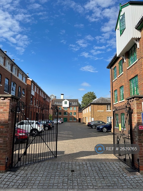 2 bedroom flat in The Spires, Canterbury, CT2 (2 bed) (#2639765)