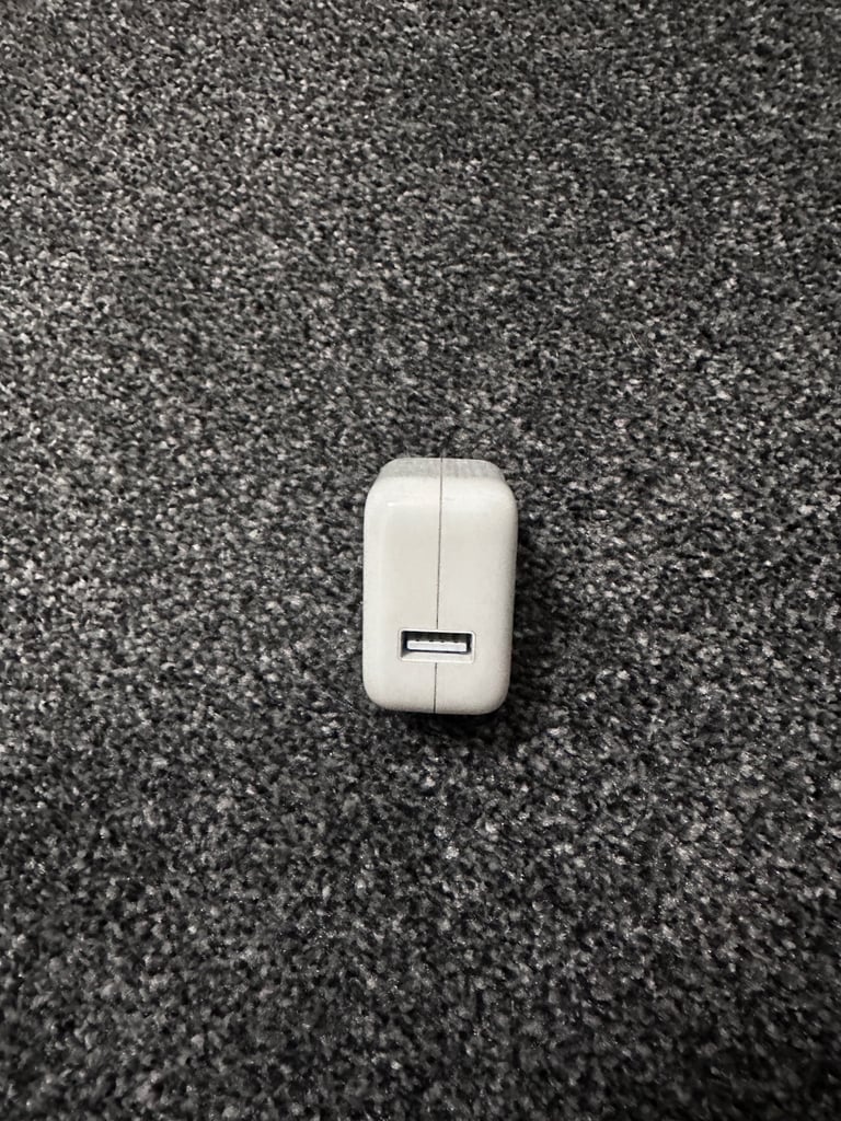Genuine 10W Apple power adapter with UK and EU plugs