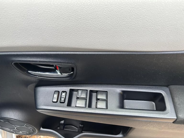 2013 Toyota Vitz 1.3 Petrol Hatchback – White – Low Miles – New MOT (09/26/2026)