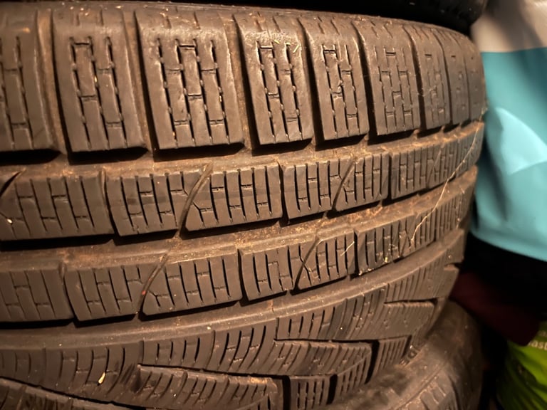 Winter tyres 245/45/17 x 5 